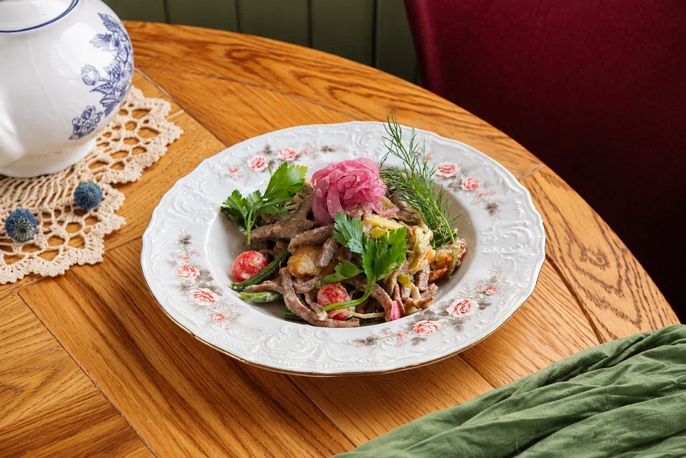 Теплый салат с языком, груздями и овощами