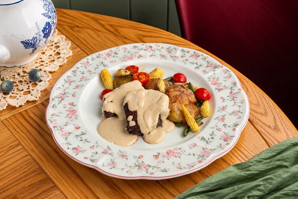 Медальоны из говядины с овощами и перечным соусом