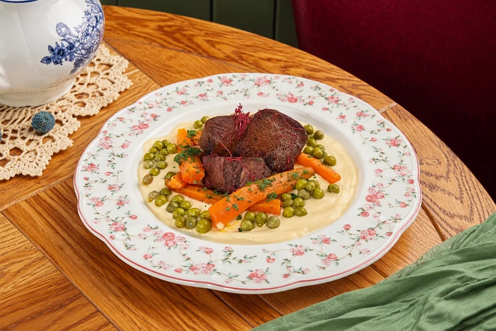 Говяжий язык с соусом шампань, запеченной морковью и зеленым горошком